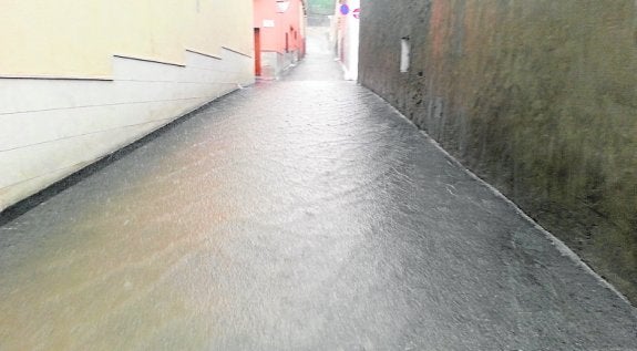 La tormenta deja más de 50 litros y granizo en puntos de la provincia