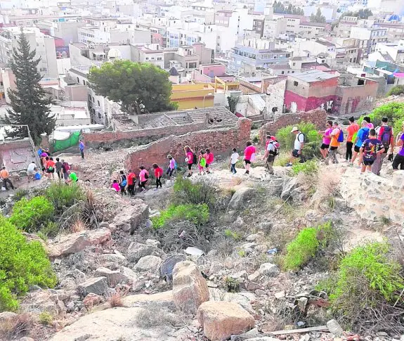 El PP culpa al tripartito de no limpiar las escombreras del barrio de La Cruz