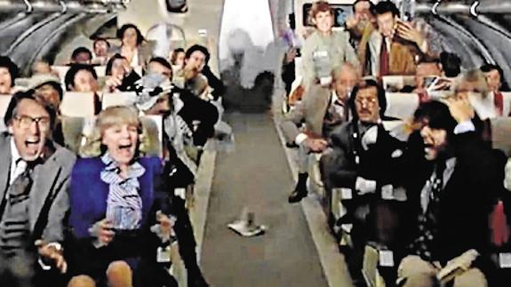 Detienen a un pasajero por intentar abrir la puerta de un avión al pensar que era el lavabo