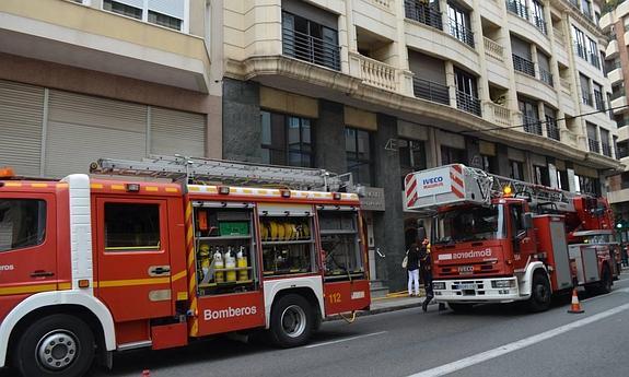 Desalojan un edificio por un incendio en los contadores