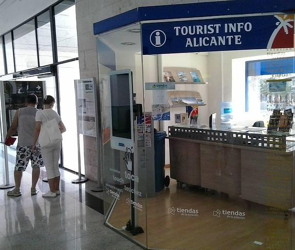 La oficina de turismo de la estación del AVE seguirá cerrada en festivo