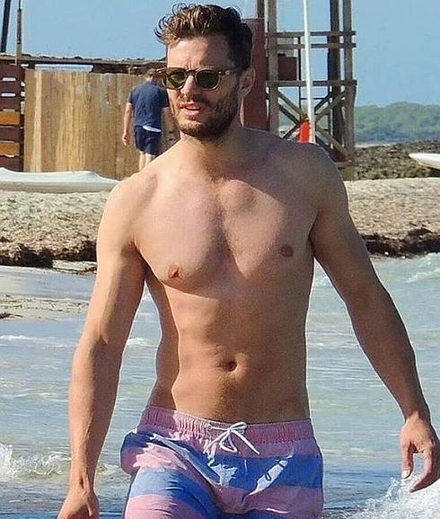 Jamie Dornan, de Cincuenta sombras de Grey luce su anatomía en Ibiza