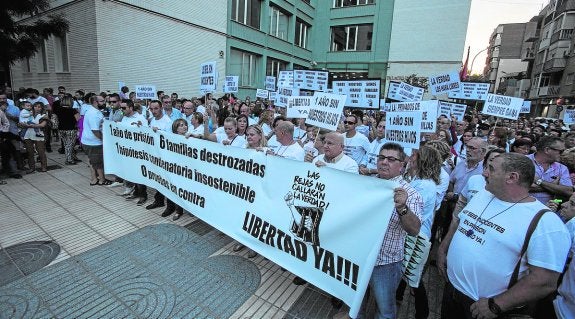 Trescientas personas piden la libertad provisional de los policías del 'caso Cala Cortina'