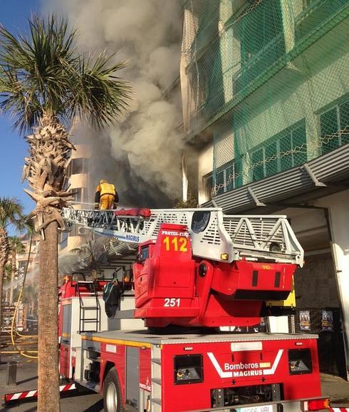 El incendio de un hotel abandonado en Benidorm obliga a desalojar a 75 vecinos