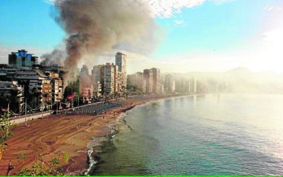 Seis intoxicados por humo en Benidorm tras incendiarse un hotel abandonado