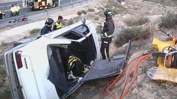 Dos heridos leves al volcar el turismo en el que viajaban en Ulea