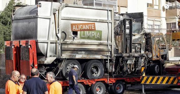 El incendio de un camión de basura obliga a cerrar un colegio en Alicante