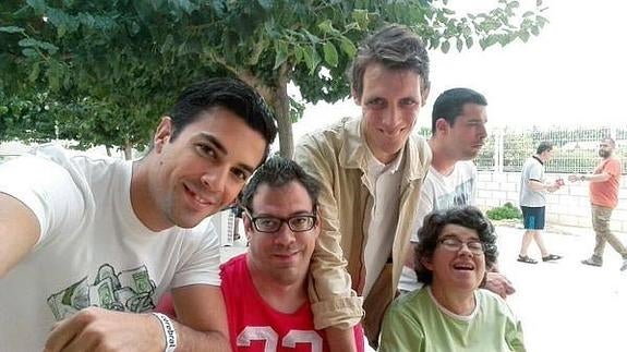 Almagro, 'Superlópez' y Tristante se hacen un 'selfie' por la parálisis cerebral