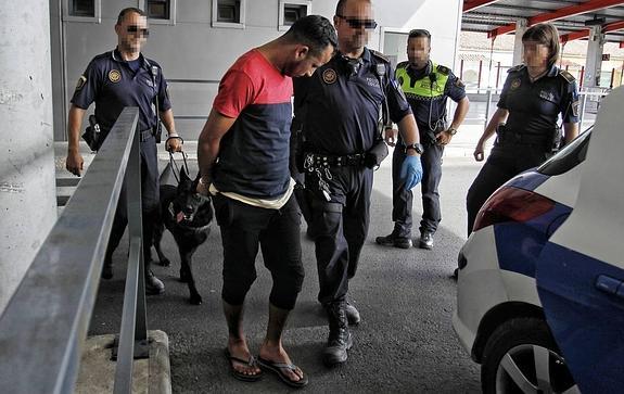 Interceptan en Alicante a un traficante que se había tragado 70 bellotas de hachís