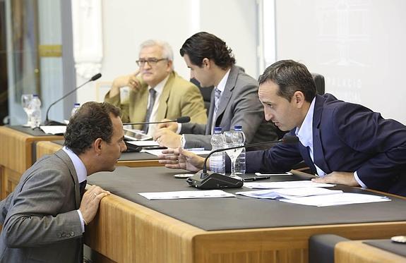 PSOE y EU votan en contra de eliminar a los políticos de las mesas de contratación