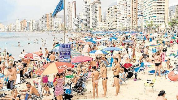 Benidorm estima una ocupación del 95% durante el puente del Pilar