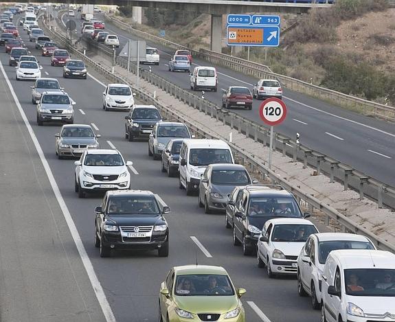 La 'operación salida' se salda con retenciones de hasta 30 kilómetros en Orihuela