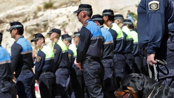 La Policía Local recuperará los agentes de barrio y reducirá los grupos a la mitad