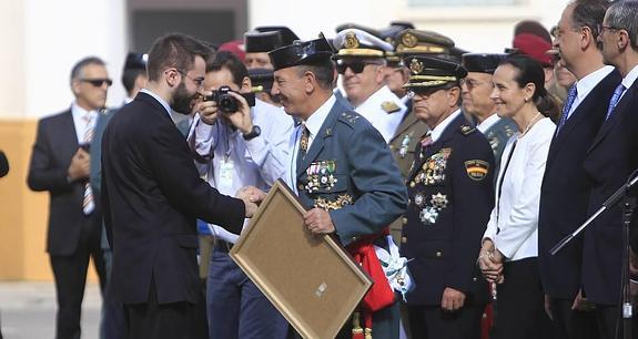 Condecorados los dos jóvenes que evitaron el vuelco de un autobús