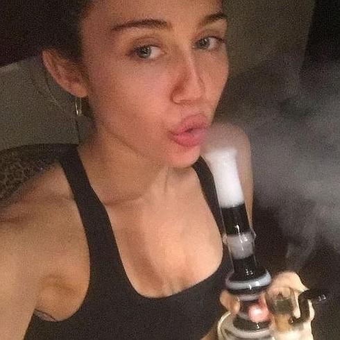 Miley Cyrus comparte una foto fumada en Instagram