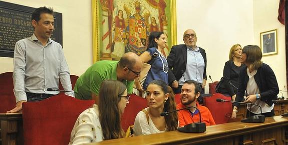 El PSOE niega que supiera la causa de la marcha de Vives y el PP pide dimisiones