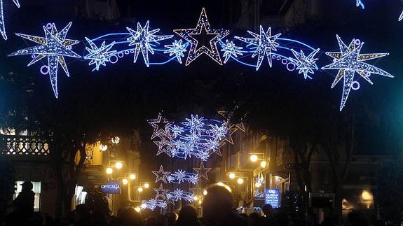 El Ayuntamiento destinará 40.000 euros a instalar luces de Navidad en las zonas comerciales