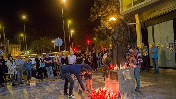 Familiares y compañeros del policía fallecido se concentran esta tarde en protesta por su muerte