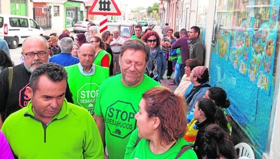 Frenan el deshaucio de una familia de Javalí Nuevo