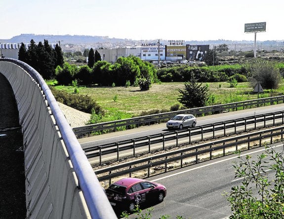Benijófar ofrece terreno para transferir la basura en su polígono industrial