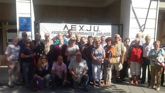 Aexju se manifestó ayer en la puerta de la Agencia Tributaria de Orihuela