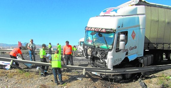 Un conductor muere en la A-7 en Granja de Rocamora tras saltar un camión la mediana