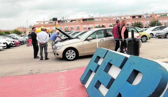 Numerosos visitantes llenan la feria del automóvil en busca de ofertas