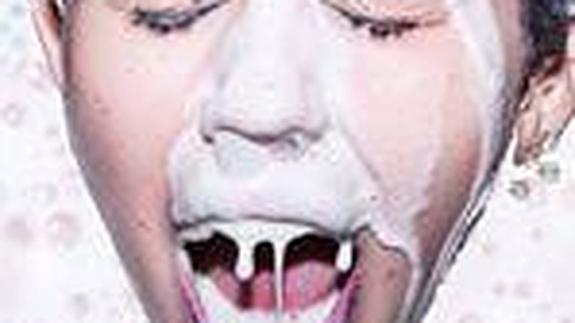 Miley Cyrus opta por imitar a Cleopatra en lugar del concierto nudista