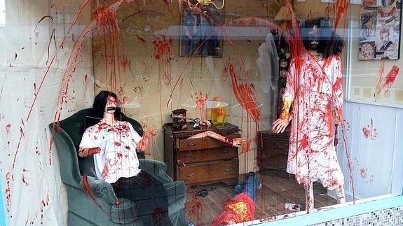 La Policía ordena retirar la decoración de un escaparate por ser «demasiado horripilante»