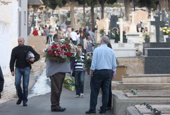 El autobús dobla el servicio a los cementerios en Todos los Santos