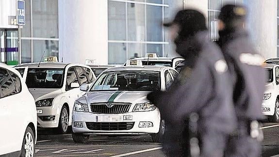 Llevan a los tribunales la limitación taxis murcianos en el Aeropuerto de El Altet