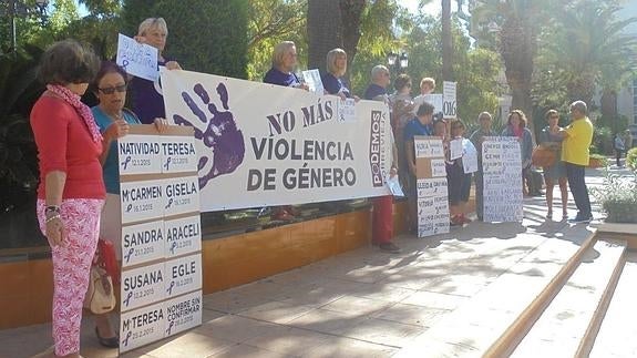 Podemos Torrevieja se concentró una vez más contra la violencia de género