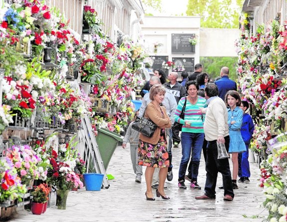 Los cementerios de la ciudad han registrado casi 25.000 visitas