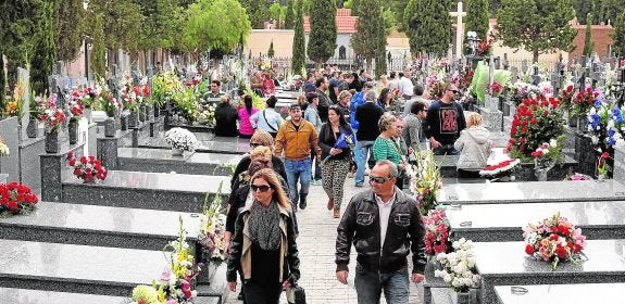 Miles de flores para recordar a los muertos