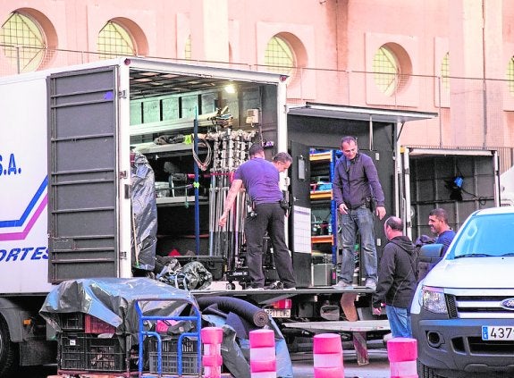 Críticas vecinales a Sanidad por ceder el Rosell para el rodaje de una película