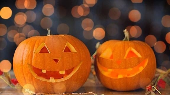 Una farmacia reparte pastillas en lugar de caramelos en Halloween