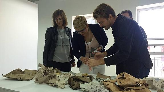 Rafael Fuster expone en el Centro Párraga 'Escultura en hierro' en las que el metal pasa a ser cartón y papel