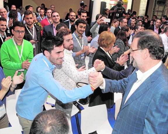 Sánchez compara a la oposición con «un tridente que pincha, bloquea y paraliza»