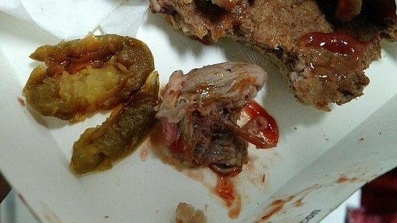 Cierran un restaurante tras hallar una supuesta cabeza de rata en una hamburguesa