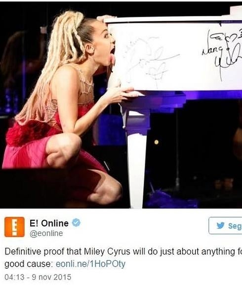 Miley Cyrus chupa un piano por solidaridad