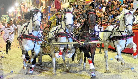 Cuadrigas de blancos y azules se lucen en el Salón del Caballo de Sevilla