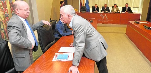 La comisión de investigación visitará Corvera antes de decidir quién declara