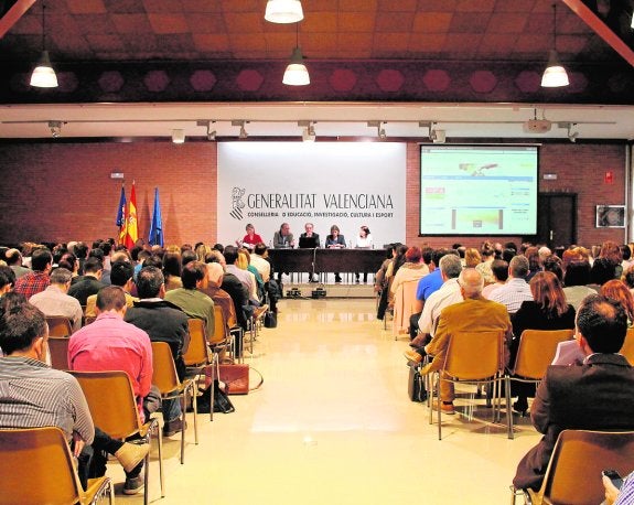 Las solicitudes de municipios para acceder a ayudas de libros se triplican en los últimos días