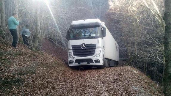 Un camionero que iba de Murcia a Letonia acaba perdido en un monte riojano