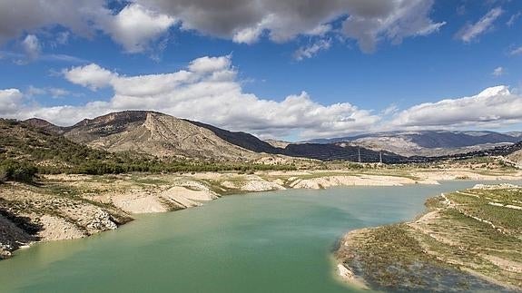 Los embalses de la Marina Baixa reciben 2,61 hectómetros en el último mes