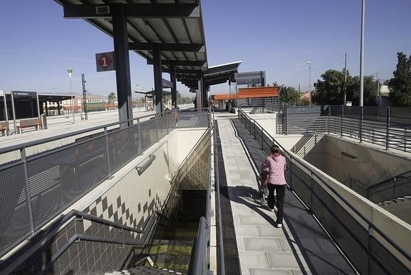 Los nuevos accesos a las vías del tren generan confusión entre los usuarios