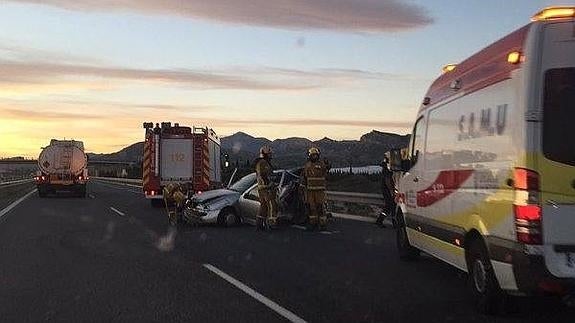 Una niña de 10 años fallecida y otros dos menores graves al chocar dos coches