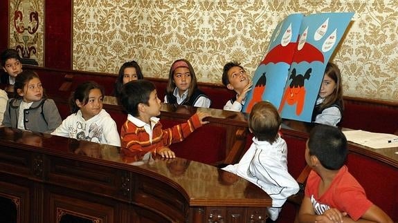 El pleno infantil aprueba por unanimidad «menos deberes»