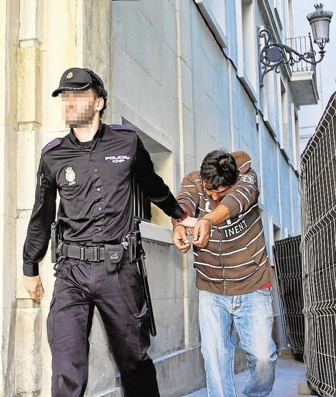 El fugitivo detenido por abusar de sus hijas vivía en un pueblo abandonado