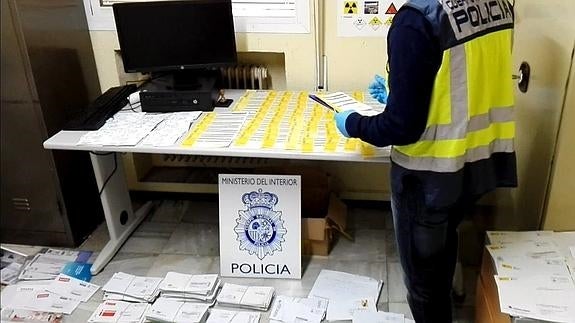 Detenido un excartero que almacenó 3.200 cartas en un trastero